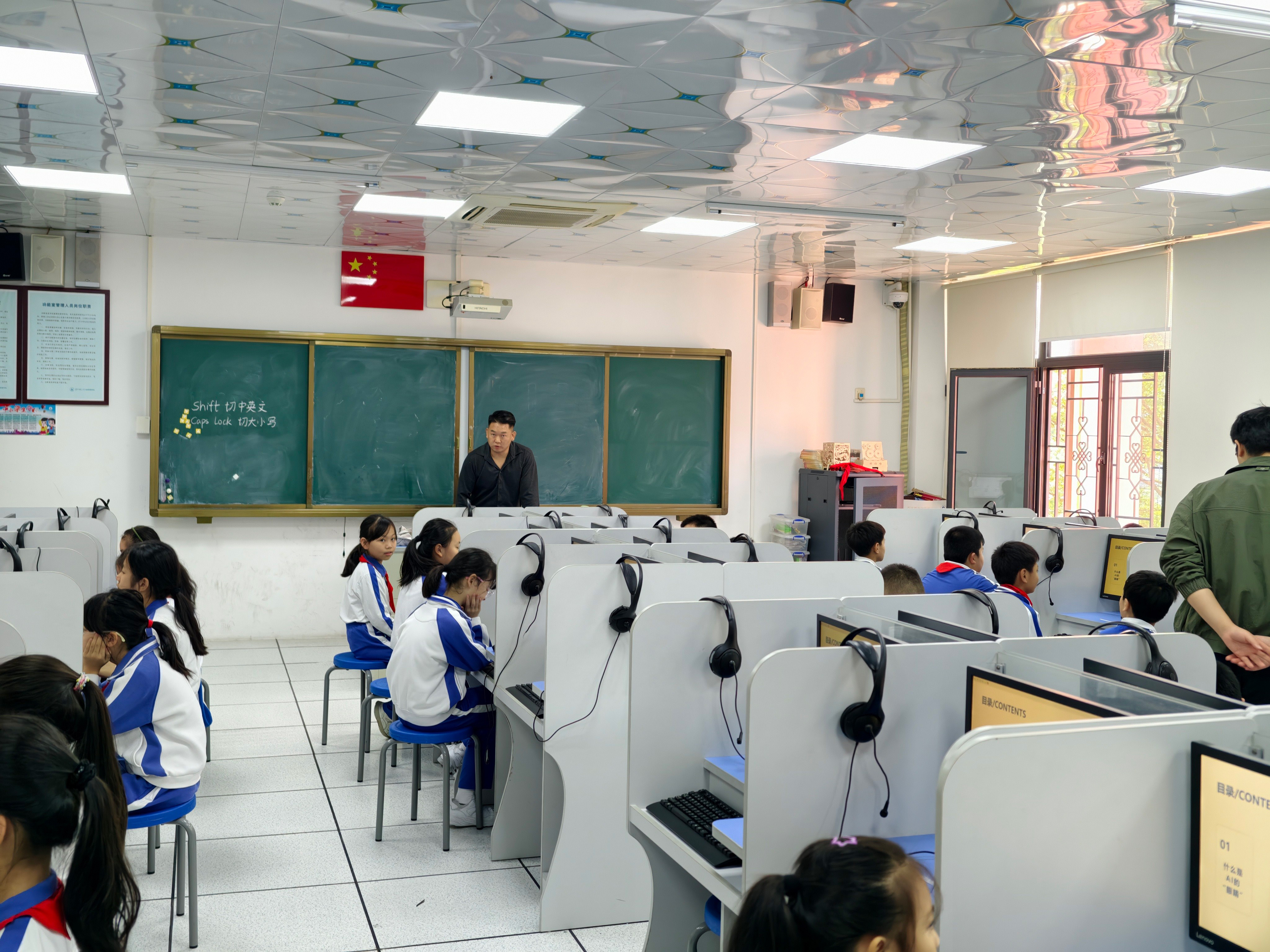 从案例到实操:David老师华师宝安学校AI课堂纪实